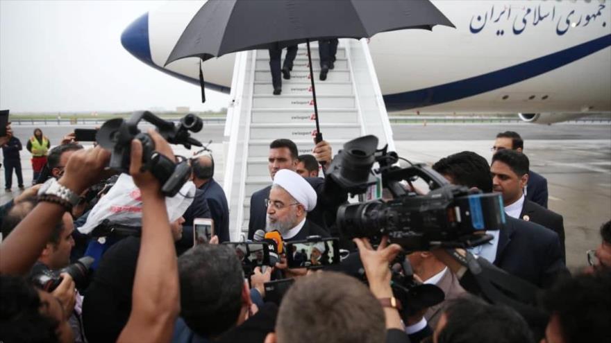 El presidente iraní, Hasan Rohani, habla con periodistas en el aeropuerto John F. Kennedy de Nueva York (EE.UU.), 23 de septiembre de 2018. (Foto: IRNA)