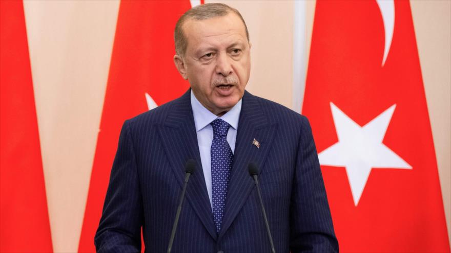 El presidente turco, Recep Tayyip Erdogan, habla durante una rueda de prensa en la ciudad rusa de Sochi, 17 de septiembre de 2018. (Foto: AFP)