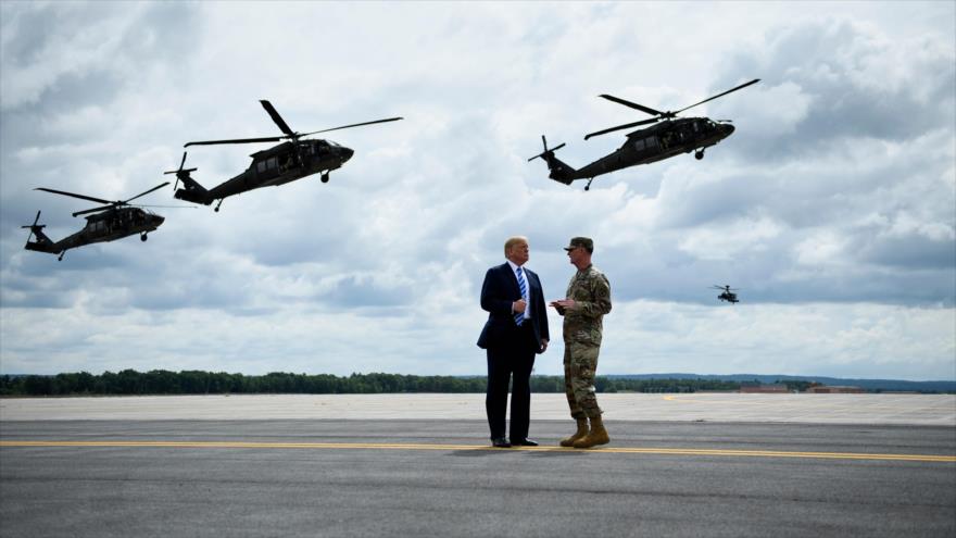 El presidente de EE. UU., Donald Trump (izda.), observa un ejercicio militar aéreo en una base militar, Nueva York, 13 de agosto de 2018. (Foto: AFP)