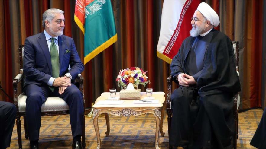 El presidente de Irán, Hasan Rohani (dcha.) y el presidente Ejecutivo de Afganistán, Abdolá Abdolá, Nueva York, 24 de septiembre de 2018. (Foto: IRNA)