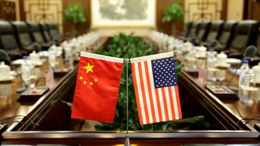 Banderas de EE.UU. y China colocadas para una reunión en Pekín, 30 de junio de 2017. (Foto: Reuters)