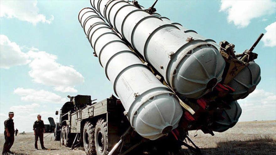 Un sistema de misiles de defensa aérea ruso S-300 en un campo de entrenamiento militar en Rusia.