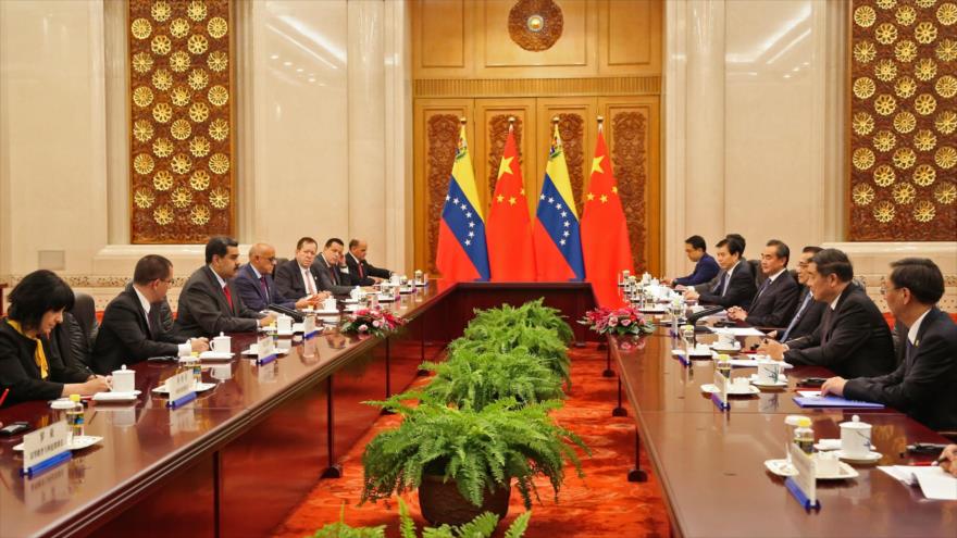 El presidente venezolano, Nicolás Maduro, durante una reunión con el primer ministro chino Li Keqiang, 14 de septiembre de 2018. (Fuente: AFP)