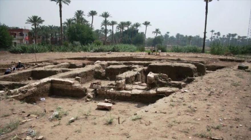 Los restos de la antigua construcción de grandes dimensiones descubierta en la provincia de Giza, septiembre de 2018. (Foto: Ahram)