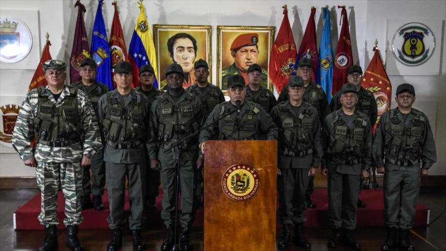 El ministro de Defensa de Venezuela, Vladimir Padrino (centro), en una conferencia de prensa en Caracas, 5 de agosto de 2018. (Foto: AFP)