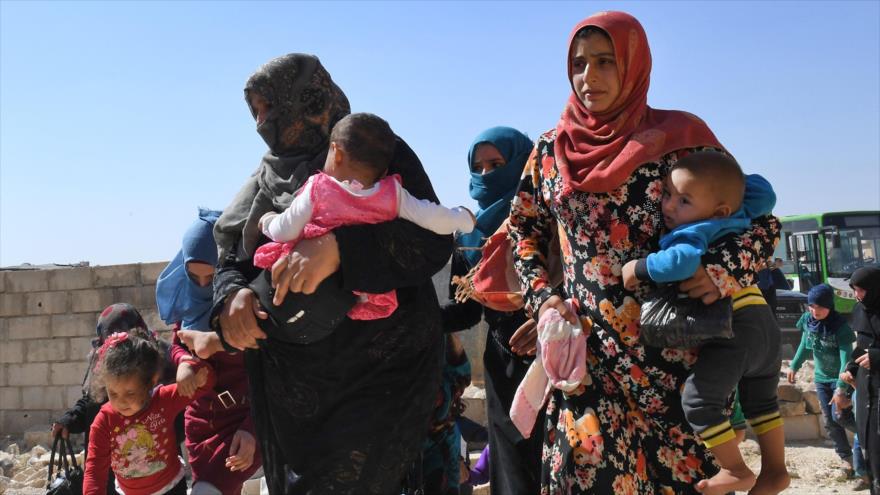 Civiles evacúan Idlib mediante corredor humanitario de Damasco