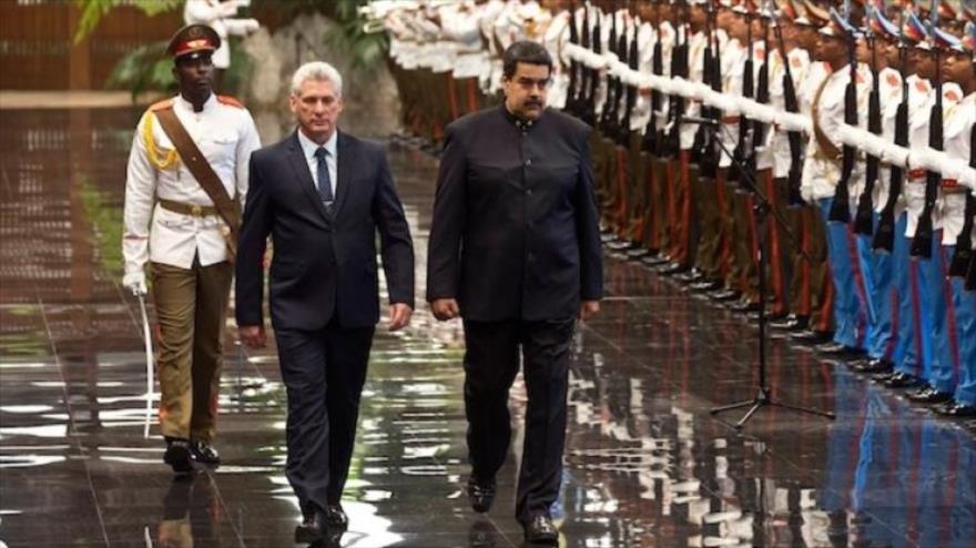 El presidente de Venezuela, Nicolás Maduro y su homólogo cubano, Miguel Díaz-Canel, 21 de abril de 2018.