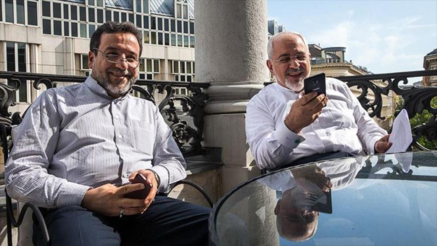El vicecanciller iraní para Asuntos Políticos, Seyed Abás Araqch (izda.) y el canceller del país persa, Mohammad Javad Zarif.