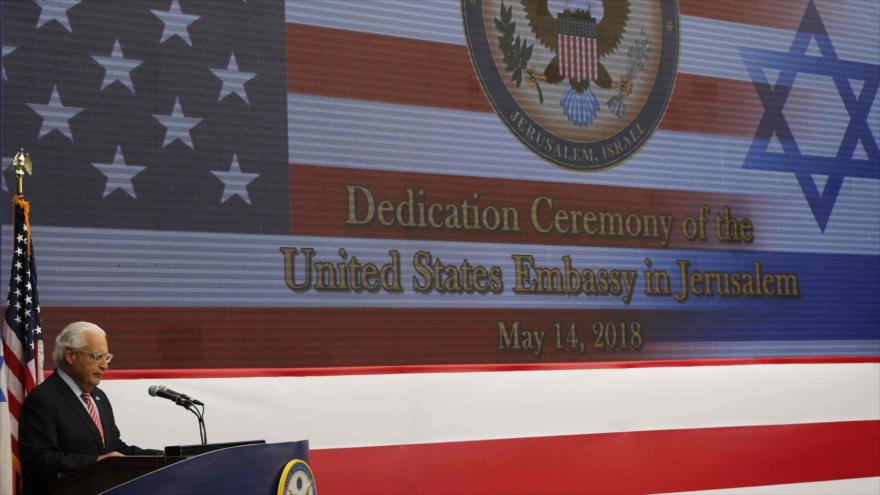El embajador de EE.UU. en territorios palestinos, David Friedman, habla en la inauguración de la embajada en Al-Quds, 14 mayo de 2018. (Foto: AFP)