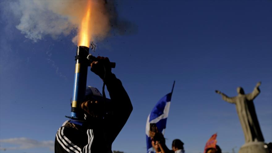 Un manifestante opositor dispara un mortero durante las protestas en Managua, la capital de Nicaragua, 18 de agosto de 2018. (Foto: AFP)