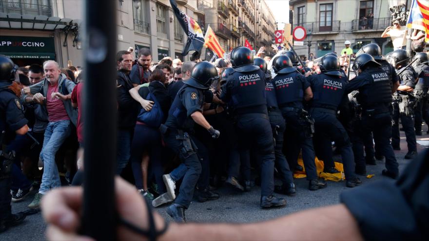 Independentistas chocan con policía en el centro de Barcelona