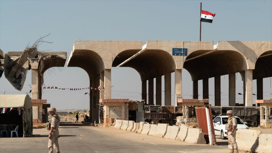 Miembros de la policía militar rusa patrullan en el cruce fronterizo de Nasib, en la frontera entre Siria y Jordania, 14 de agosto de 2018 (Foto: AFP).