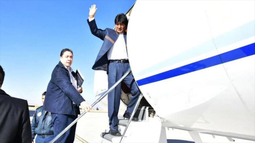 El presidente boliviano, Evo Morales, sube al avión para ir a escuchar el fallo sobre la demanda marítima (Foto: 24 horas), 29 de septiembre de 2018.