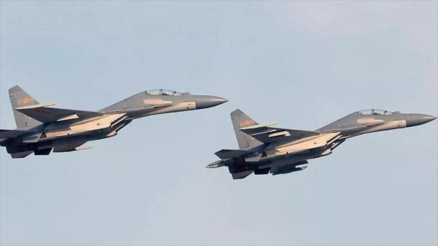 Cazas J-16 de Fuerza Aérea de China participan en unas maniobras.