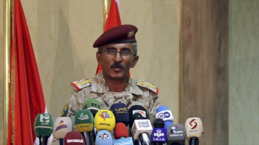 El coronel Sharaf Luqman, portavoz del Ejército yemení, durante una rueda de prensa.