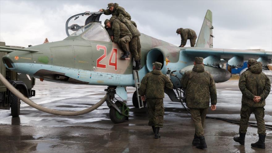 Fuerzas rusas revisan un caza Sujoi Su-25 en la base aérea de Hmeimim en Siria, 16 de marzo de 2016. (Foto: AFP)