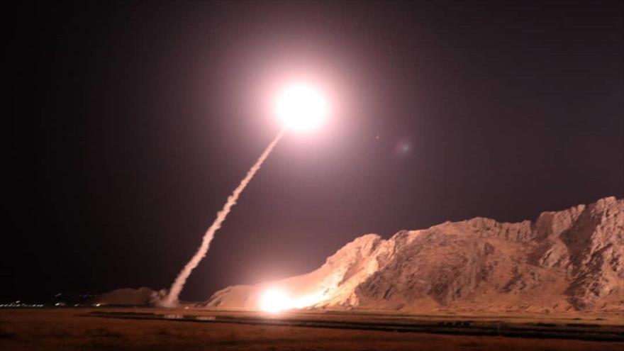El CGRI de Irán ataca con misiles balísticos un cuartel general terrorista en el este del Éufrates, en Siria, 1 de octubre de 2018.