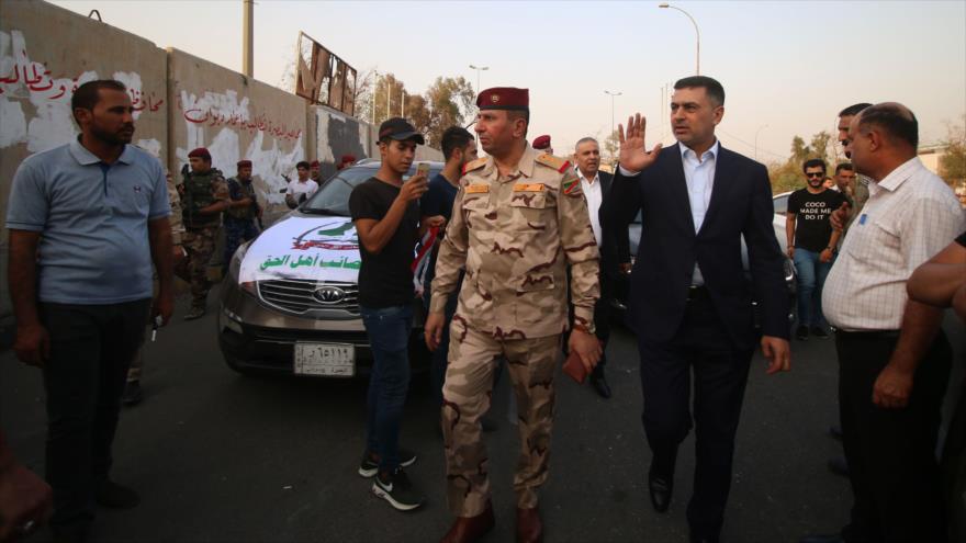 El gobernador de la ciudad iraquí de Basora, Asaad al-Eidani, visita un barrio de dicha localidad, 9 de septiembre de 2018. (Foto: AFP).