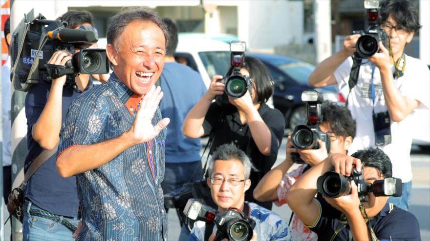 Denny Tamaki sonríe tras haber sido elegido en las elecciones para gobernador en la isla japonesa de Okinawa, 1 de octubre de 2018. (Foto: AFP)