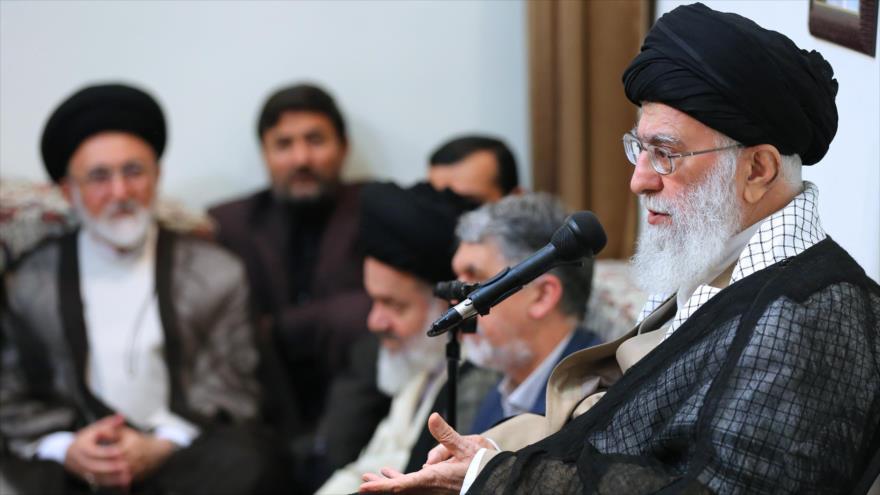 El Líder de Irán, el ayatolá Seyed Ali Jamenei, en una reunión con con funcionarios y organizadores iraníes del Hach en Teherán (capital), 1 de octubre de 2018 (Foto: Khamenei.ir).