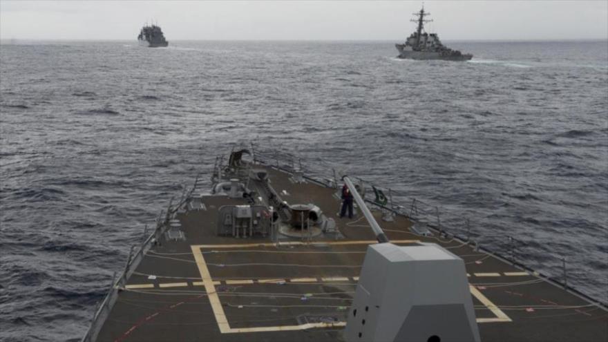 El destructor USS Spruance navega con dos naves, el USS Decatur (dcha.) y el USNS Matthew Perry, en el mar del Sur de China, 16 de octubre de 2017.