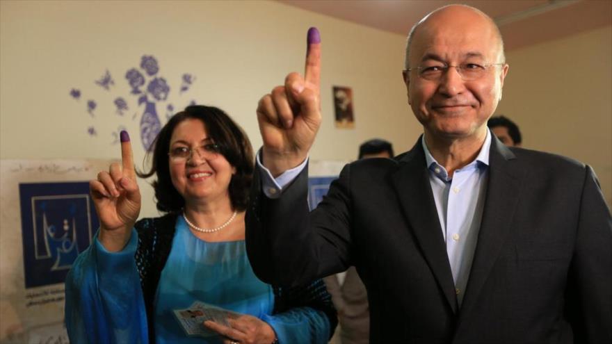 Barham Salih, expremier del gobierno regional del Kurdistán iraquí, y su esposa votan durante los comicios legislativos en Suleimaniya, mayo de 2018.
