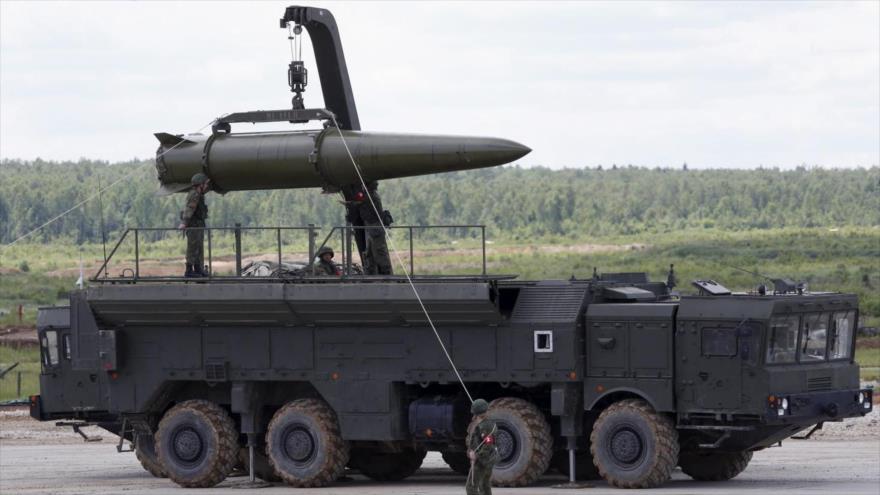 Militares rusos equipan un sistema de misiles tácticos Iskander a las afueras de Moscú, capital de Rusia, 17 de junio de 2015. (Foto: Reuters)