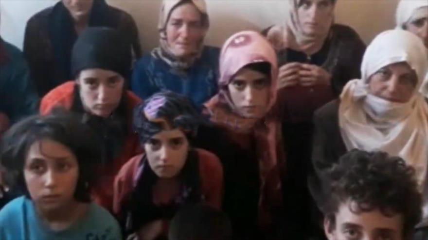 Una imagen publicada por los terroristas de Daesh muestra a un grupo de mujeres secuestradas por esta banda criminal en la provincia siria de Al-Sweida.