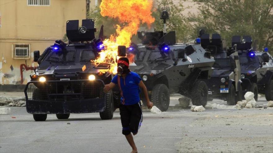Policía bareiní reprime una manifestación antigubernamental en Manama, 6 de abril de 2012. (Foto: Reuters)