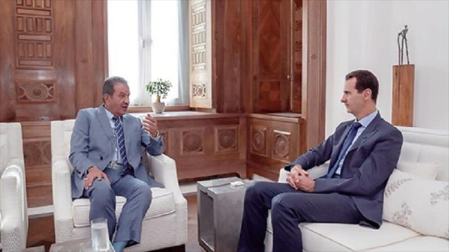 El presidente sirio Bashar al-Asad (dcha.) habla con el editor del diario kuwaití Al-Shahed, Damasco, 3 de octubre de 2018.