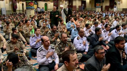 Militares iraníes rinden homenaje a los mártires de Ahvaz