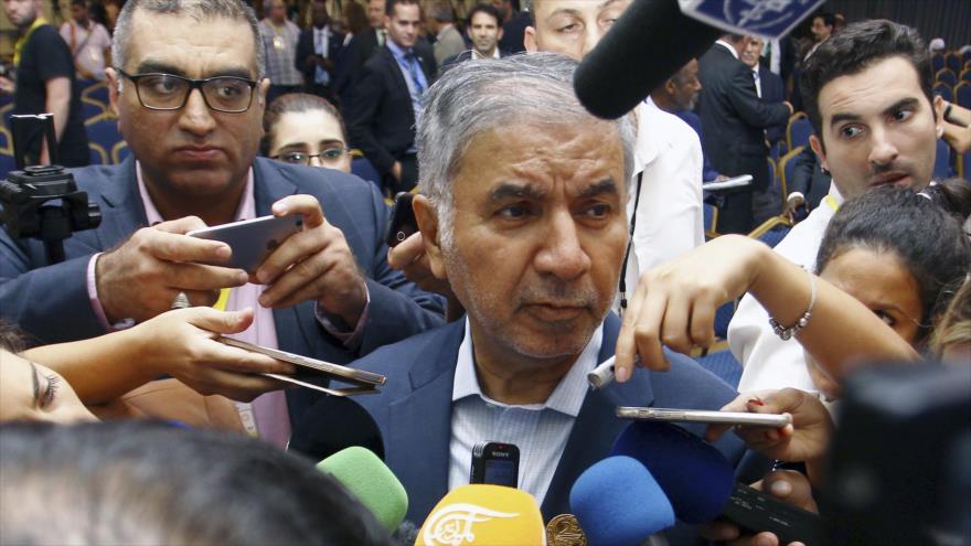 El representante de Irán ante la OPEP, Hosein Kazempur Ardebili, habla a los periodistas, Argel (capital de Argelia), 23 de septiembre de 2018. (Foto: AFP) 