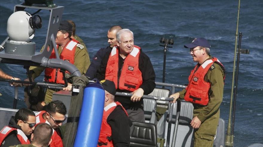 El primer ministro del régimen de Israel, Benjamín Netanyahu, visita un buque militar de ejército israelí, 17 de noviembre de 2009. (Foto: AP)
