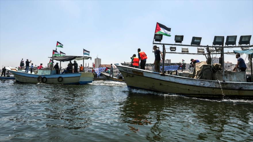 Barcos que escoltan un buque que intenta romper el asedio israelí en el puerto de Gaza, 10 de julio de 2018