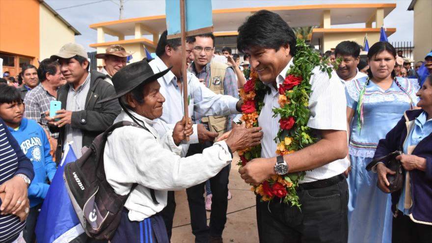 El presidente de Bolivia, Evo Morales (dcha.), en un acto de entrega de títulos ejecutoriales en el departamento Chuquisaca, 6 de octubre de 2018. (Foto: ABI)
