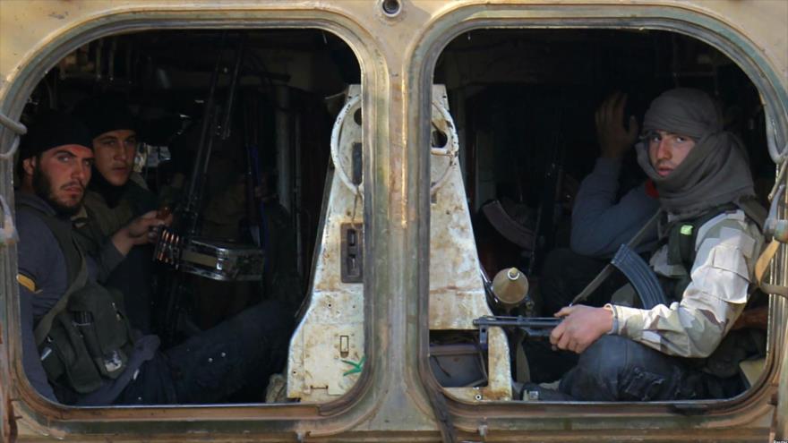 Milicianos armados viajan en un vehículo militar en la región de Dahiyet al-Asad, al oeste de la ciudad siria de Alepo.