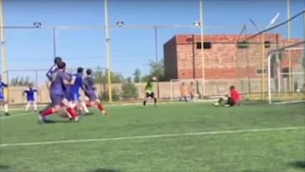 Vídeo: Árbitro mete ‘el gol del año’ involuntariamente