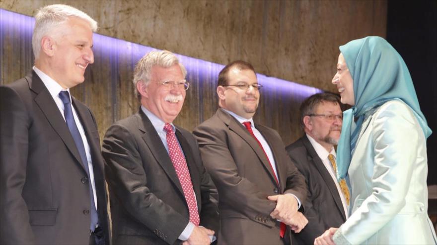 La líder del grupo terrorista MKO, Maryam Rayavi, reunida con un grupo de políticos occidentales, incluido el estadounidense John Bolton (2º de izda.).