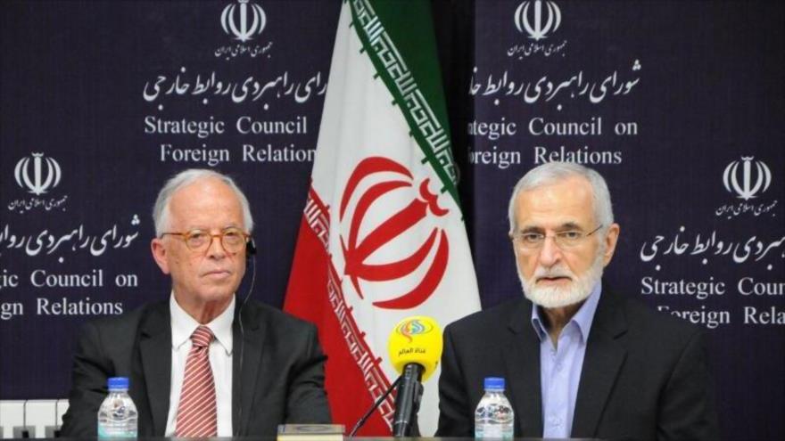 El presidente del AIES, Werner Fasslabend (izq.), asiste a una reunión en Teherán, la capital iraní, 6 de octubre de 2018.
