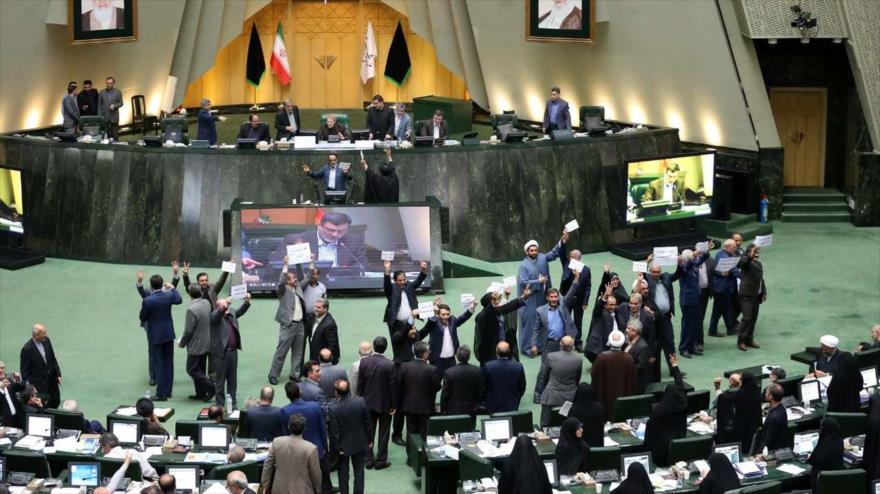 La sesión parlamentaria en la que los diputados iraníes aprobaron la adhesión de Irán a la Convención de la Lucha contra la Financiación del Terrorismo.