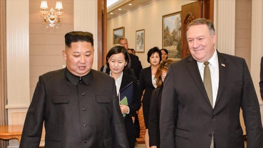 El líder norcoreano, Kim Jong-un, y el secretario de Estado de EE.UU., Mike Pompeo, tras una reunión en Pyongyang, 26 de abril de 2018.
