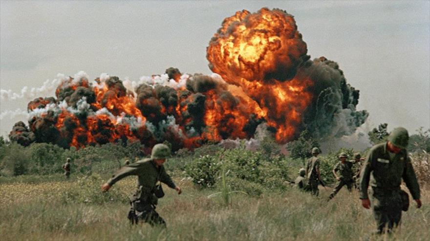 Bombardeo con napalm estadounidense en 1966 en la guerra de Vietnam. (Foto: AP)