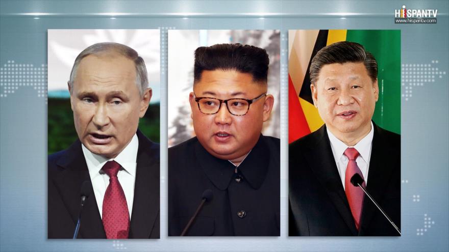 El líder de Corea del Norte, Kim Jong-un, (c) y los presidentes de Rusia y China, Vladimir Putin (izq.) y Xi Jinping.
