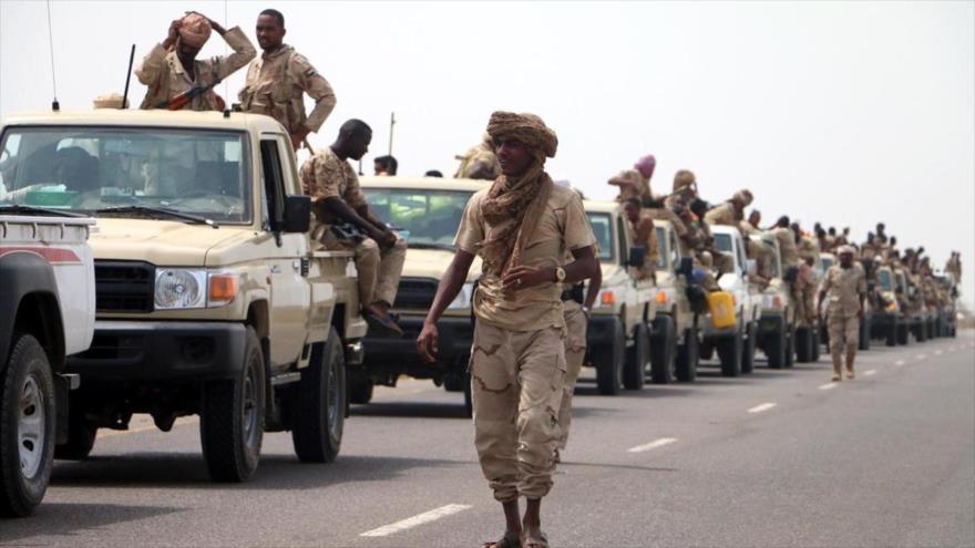 Soldados sudaneses implicados en la agresión saudí a Yemen se aproximan a la ciudad yemení de Al-Hudayda, 12 de junio de 2018.
