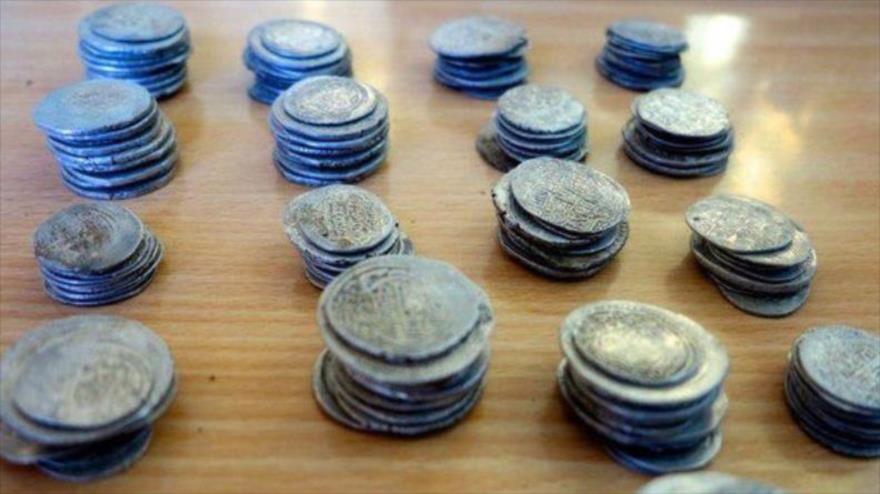 Monedas halladas en las excavaciones en Sarab-e-Kalan. (Foto: IRNA)