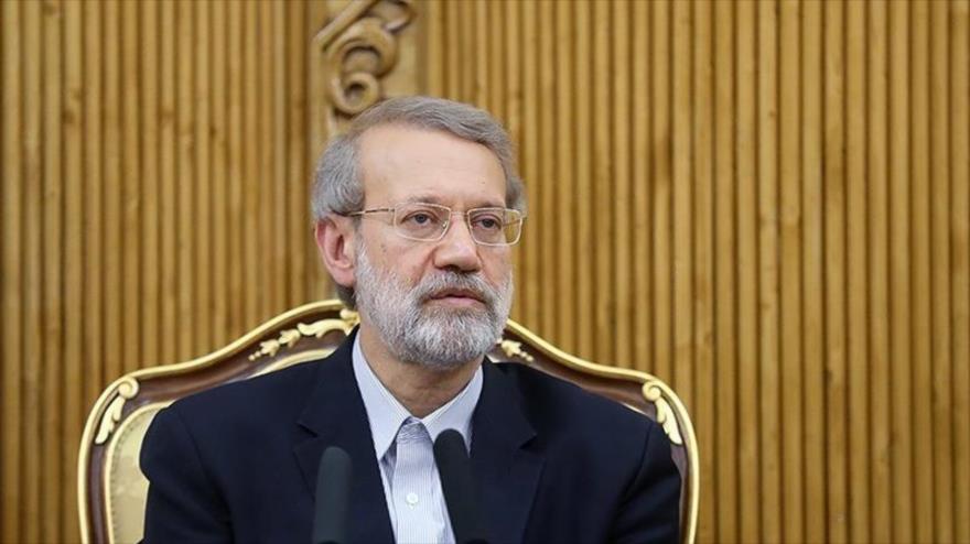 El presidente del Parlamento de Irán, Ali Lariyani, antes de viajar a Turquía para asistir a una conferencia, Teherán, 8 de octubre de 2018.