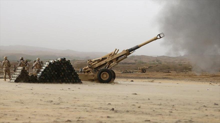 Artillería de los comités populares de Yemen disparan cohetes contra posiciones saudíes en Jizan, situado en el sur de Arabia Saudí.