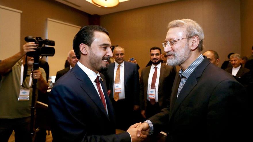 El jefe del Parlamento iraní, Ali Lariyani (dcha.), saluda a su par iraquí Mohamed al-Halbusi, Antalya (Turquía), 9 de octubre de 2018. (Foto: ICANA)