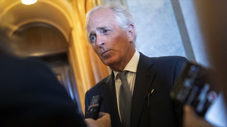 El senador estadounidense Bob Corker habla con los periodistas en Washington, 3 de octubre de 2018. (Foto: AFP)