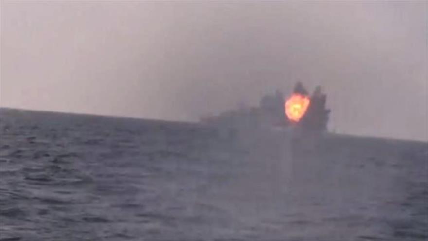 Columna de humo provocada por un ataque de las fuerzas yemeníes a un buque de guerra saudí en la costa occidental de Yemen.
